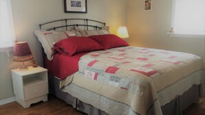 86 Main | 2 bedrooms, iron/ironing board, free WiFi, bed sheets - Hillside Vacation Rental 86 Main (Twillingate)