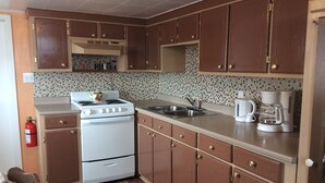 86 Main | Private kitchen - Hillside Vacation Rental 86 Main (Twillingate)