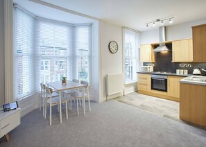 Apartamento | Cozinha privada | Geladeira, micro-ondas, fogão, cooktop