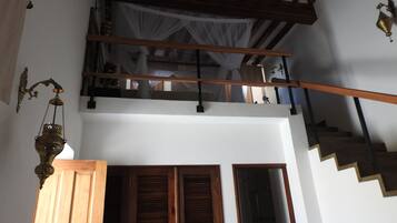 Una escalera con barandillas de madera y techo blanco.