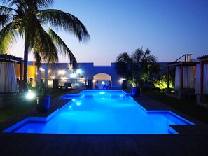 Een buitenzwembad, gratis zwembadcabana's en ligstoelen