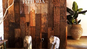 A wooden wall with a sign reading "FEITORIA Boutique Hotel". - Feitoria Boutique Hotel (Mozambique Island)