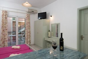 Free WiFi, bed sheets