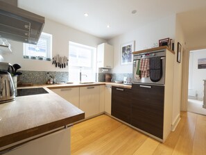 Apartment, 2 Schlafzimmer | Eigene Küche | Großer Kühlschrank, Mikrowelle, Ofen, Herdplatte