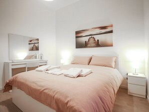 3 bedrooms, iron/ironing board, travel crib, free WiFi - ChilometroZERO luxury apartement (Napoli)