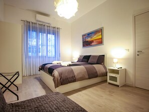 3 habitaciones, tabla de planchar con plancha y cuna de viaje