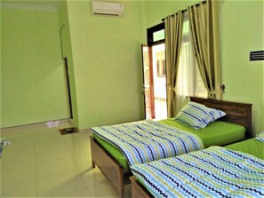 Family Double Room | Free WiFi, bed sheets - Roemah 54 (Medan)