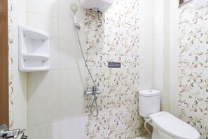 Superior Double Room | Bathroom | Shower, towels - Roemah 54 (Medan)
