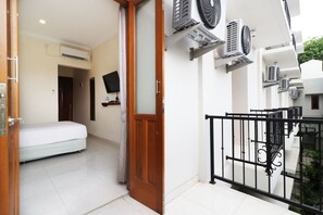Une chambre d’hôtel équipée d’un lit, d’une télévision et d’un climatiseur.