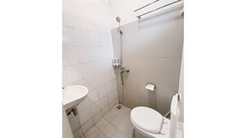 Deluxe Single Room | Bathroom | Shower, towels