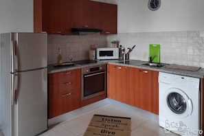 Refrigerador, microondas, horno, tetera/pava eléctrica