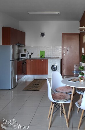 Refrigerador, microondas, horno, tetera/pava eléctrica