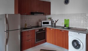 Refrigerador, microondas, horno y tetera eléctrica 