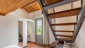 4 bedrooms, desk, iron/ironing board, WiFi - Large historic villa with pool, panoramic views surrounded by greenery (Ostra)