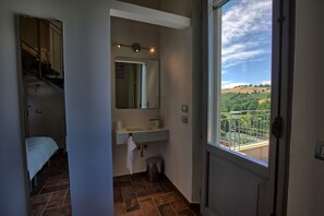 4 camere, una scrivania, ferro/asse da stiro, Wi-Fi