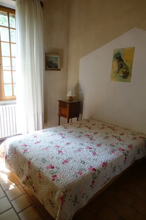 2 bedrooms, iron/ironing board, free WiFi