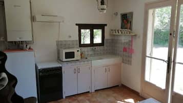 Fridge, microwave, oven, coffee/tea maker