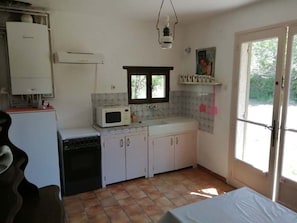 Fridge, microwave, oven, coffee/tea maker