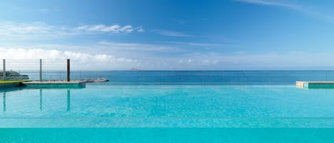 Piscine couverte, 2 piscines extérieures, parasols de plage