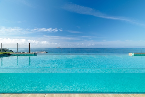 Una piscina techada, 2 piscinas al aire libre, sombrillas