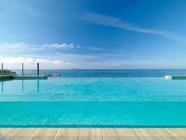 Una piscina techada, 2 piscinas al aire libre, sombrillas