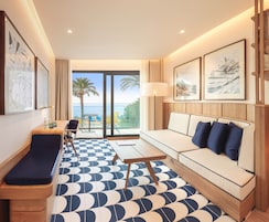 Minibar, in-room safe, laptop workspace, blackout drapes