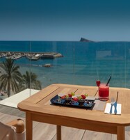 Bar junto a la piscina