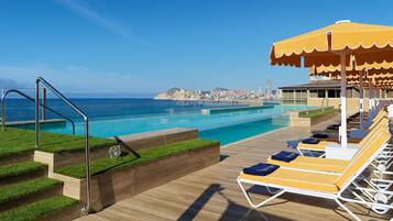 Piscina interna, 2 piscinas externas, guarda-sóis, espreguiçadeiras