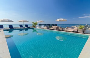 季節性室外游泳池,提供日光浴躺椅