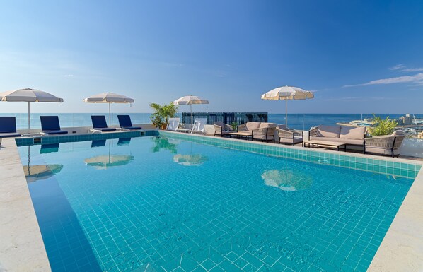 Piscine extérieure (ouverte en saison), chaises longues