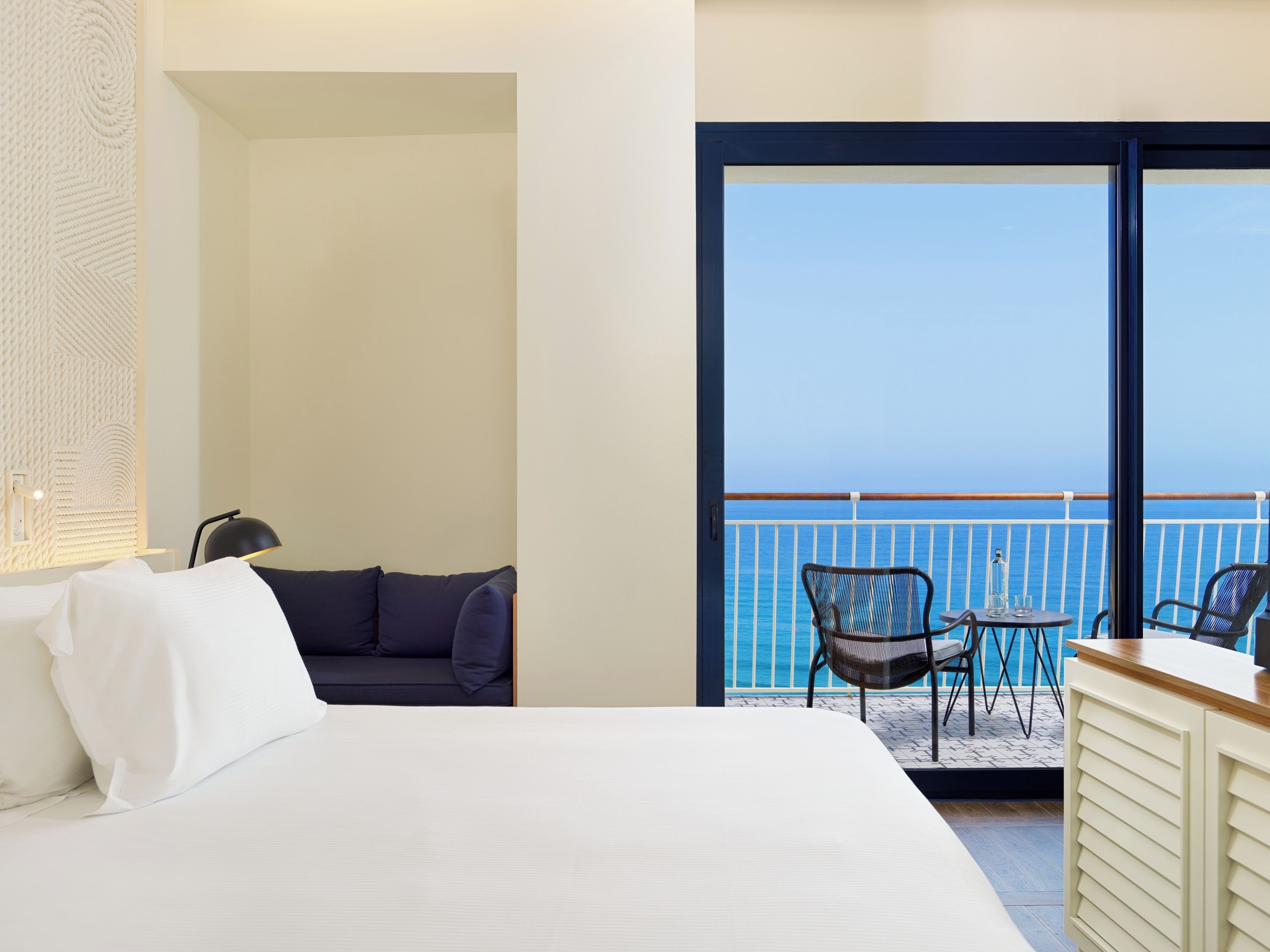 ミニバー、セーフティボックス (室内)、デスク、遮光カーテン