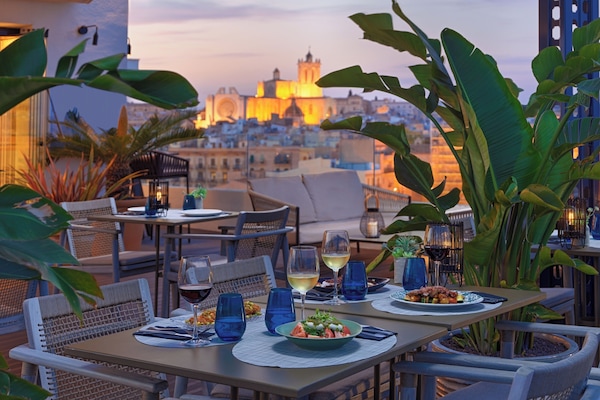 Piscine extérieure (ouverte en saison), chaises longues