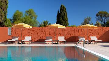 Piscine extérieure (ouverte en saison), chaises longues