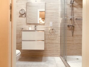 Habitación triple Deluxe, balcón | Baño | Tina con regadera, amenidades de baño gratuitas, secadora de cabello 