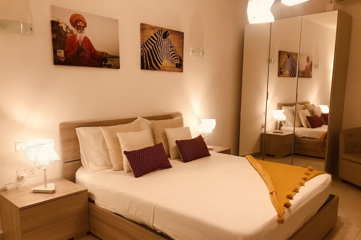 Chambre Triple Deluxe, balcon | Coffres-forts dans les chambres, rideaux occultants