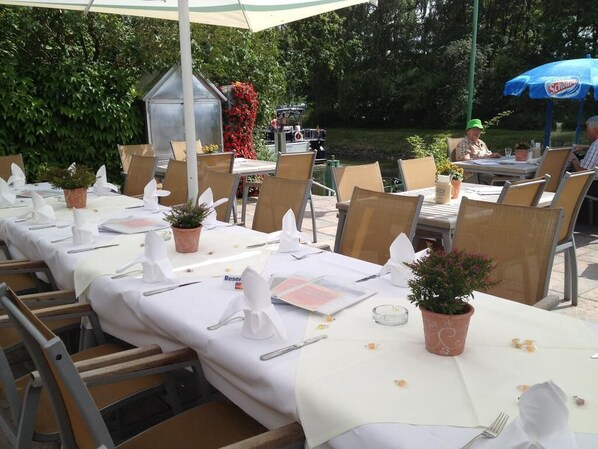 Outdoor dining - Pension und Schänke Lenzer Krug (Malchow)