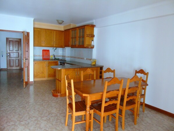 Dining - Quiet Apartment by Nazaré's beach front (Nazaré)