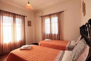 2 bedrooms, iron/ironing board, rollaway beds, free WiFi