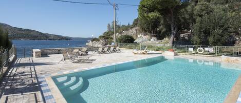 季节性开放的室外游泳池,日光浴躺椅