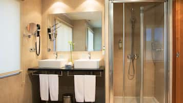 Junior-Suite (2 adults) | Dusche im Bad