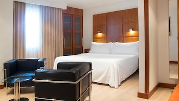 Cubrecamas, minibar, caja de seguridad en la habitación y escritorio