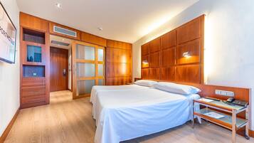 Een minibar, een kluis op de kamer, een bureau, verduisterende gordijnen