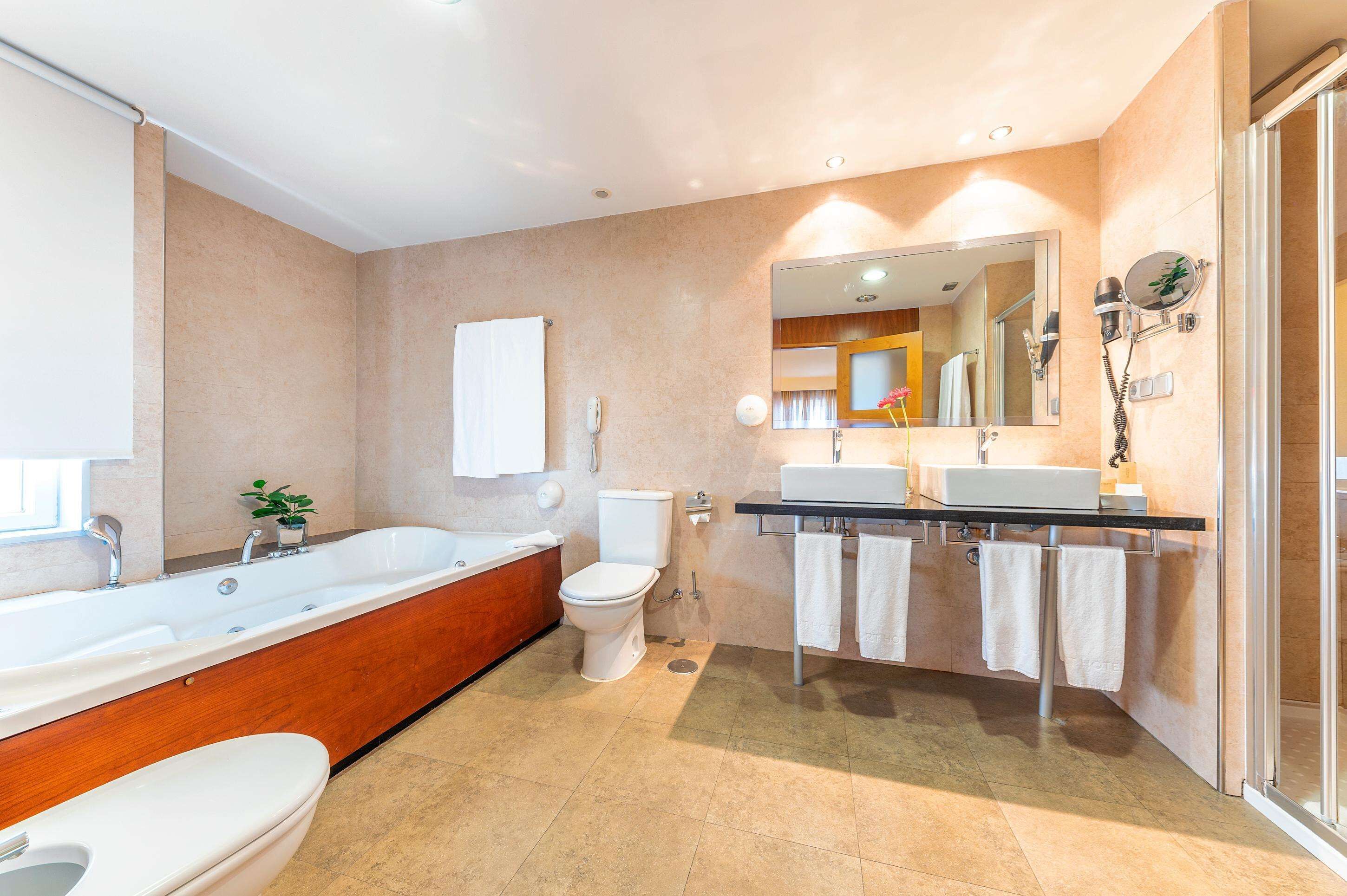 1 bedroom, minibar, in-room safe, desk