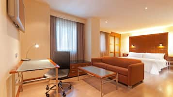 Een minibar, een kluis op de kamer, een bureau, verduisterende gordijnen