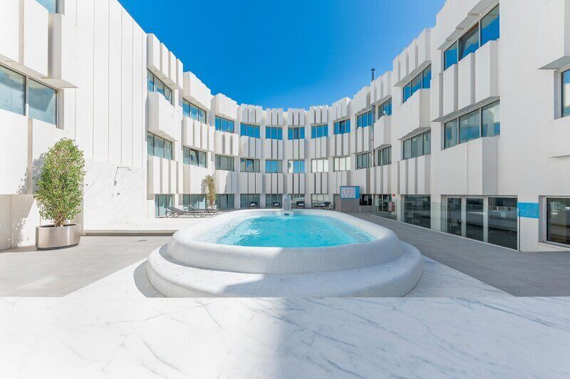 Una piscina al aire libre de temporada