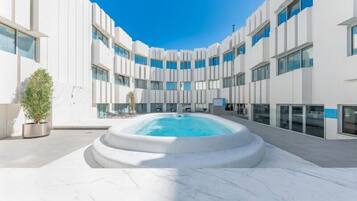 Una piscina al aire libre de temporada