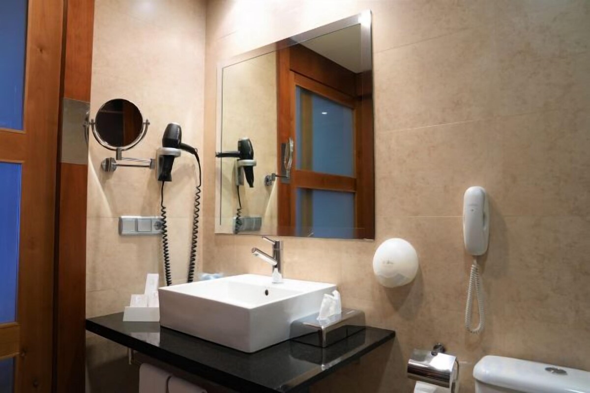 Bidet, towels