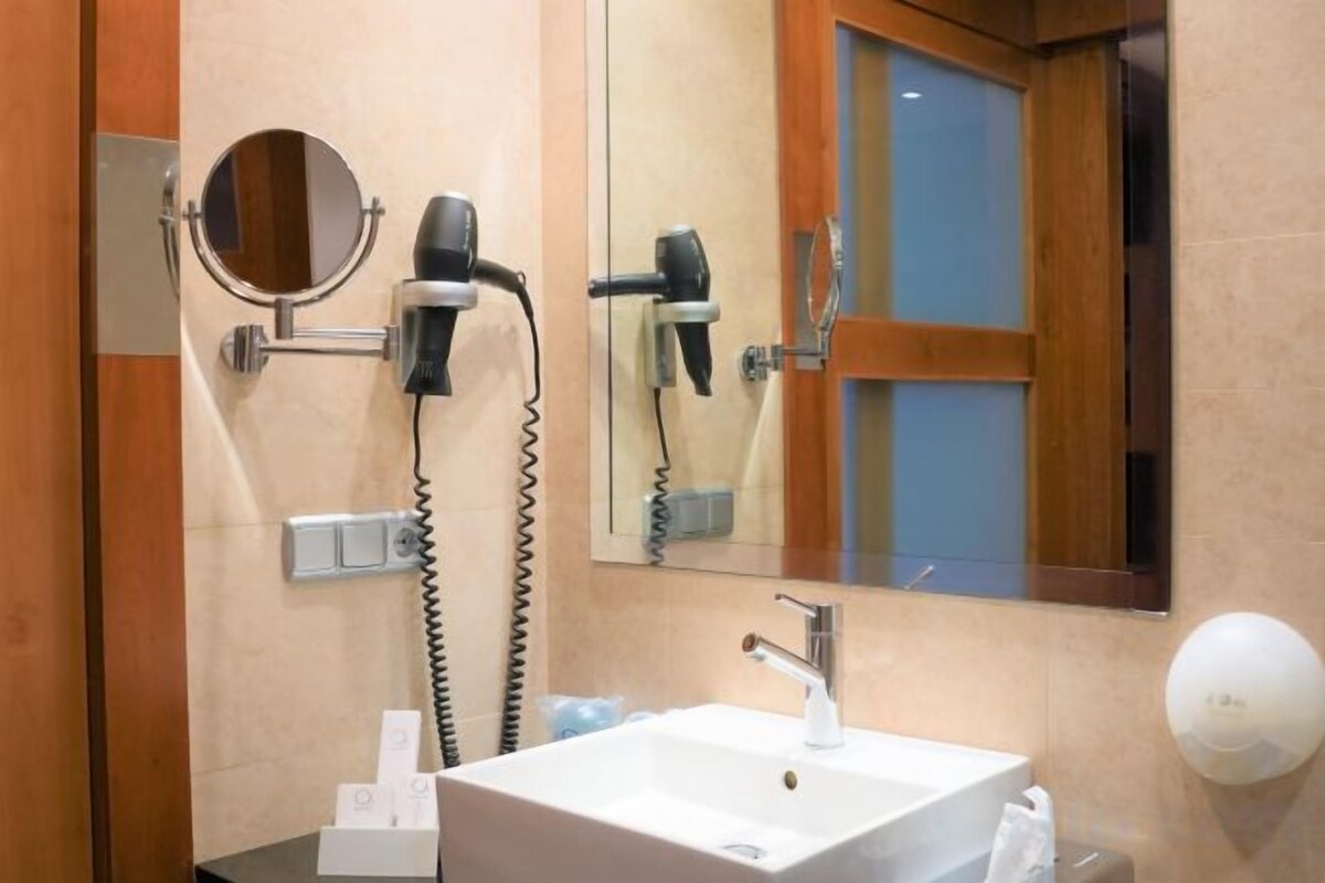 Bidet, towels