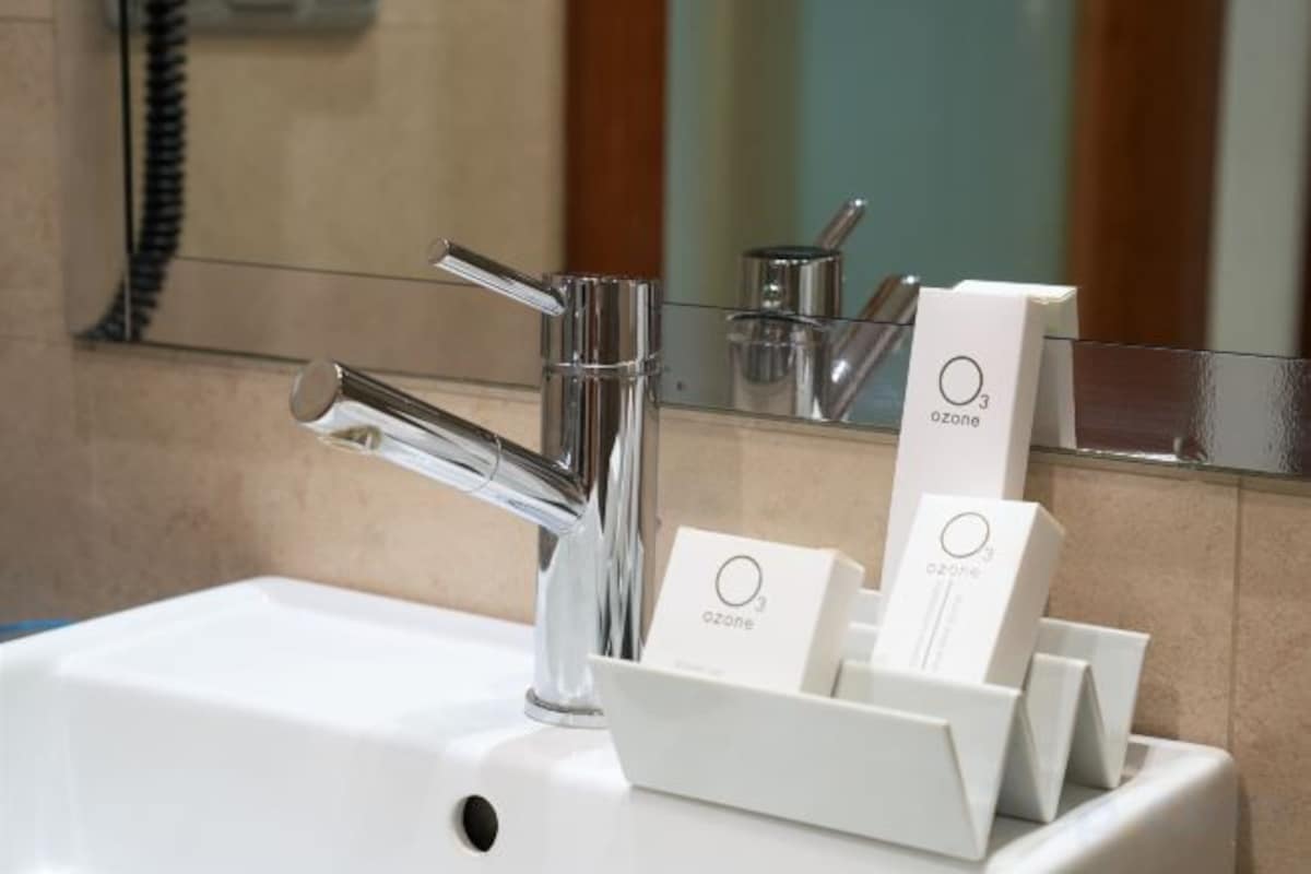 Bidet, towels