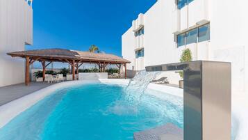 Piscine extérieure (ouverte en saison)